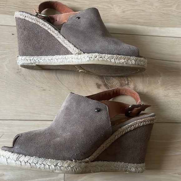 Andre Assous Brown Suede Slingback Wedge Shoes Size 9.5 - Picture 13 of 13